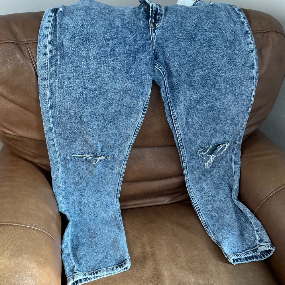 Abercrombie and Fitch mom jeans. Size 28. Which is also a 6 Regular. Worn once.